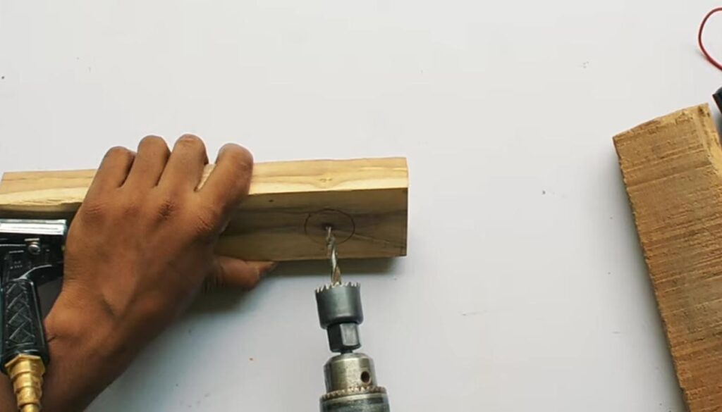 Make a large circle on the right corner of the wooden surface