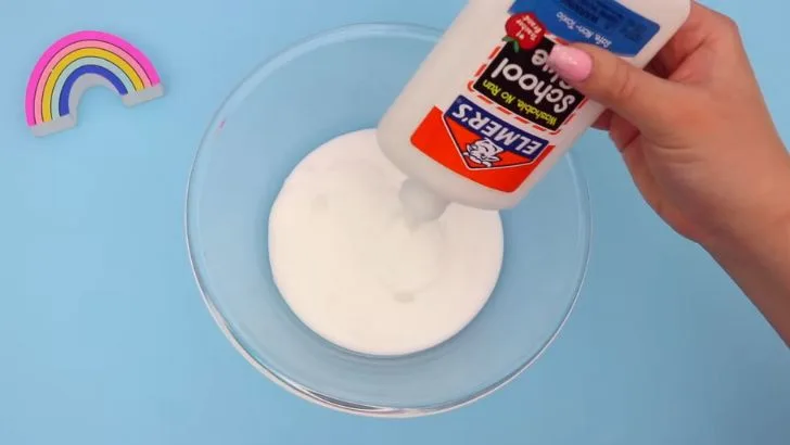 Pour glue, add baking soda, stir.